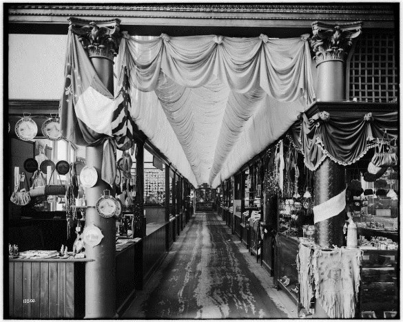 Výstavní ulička s exporicí Royal Dux na Světová výstava 1904 - Saint Louis USA - Palace of Variend Industries
